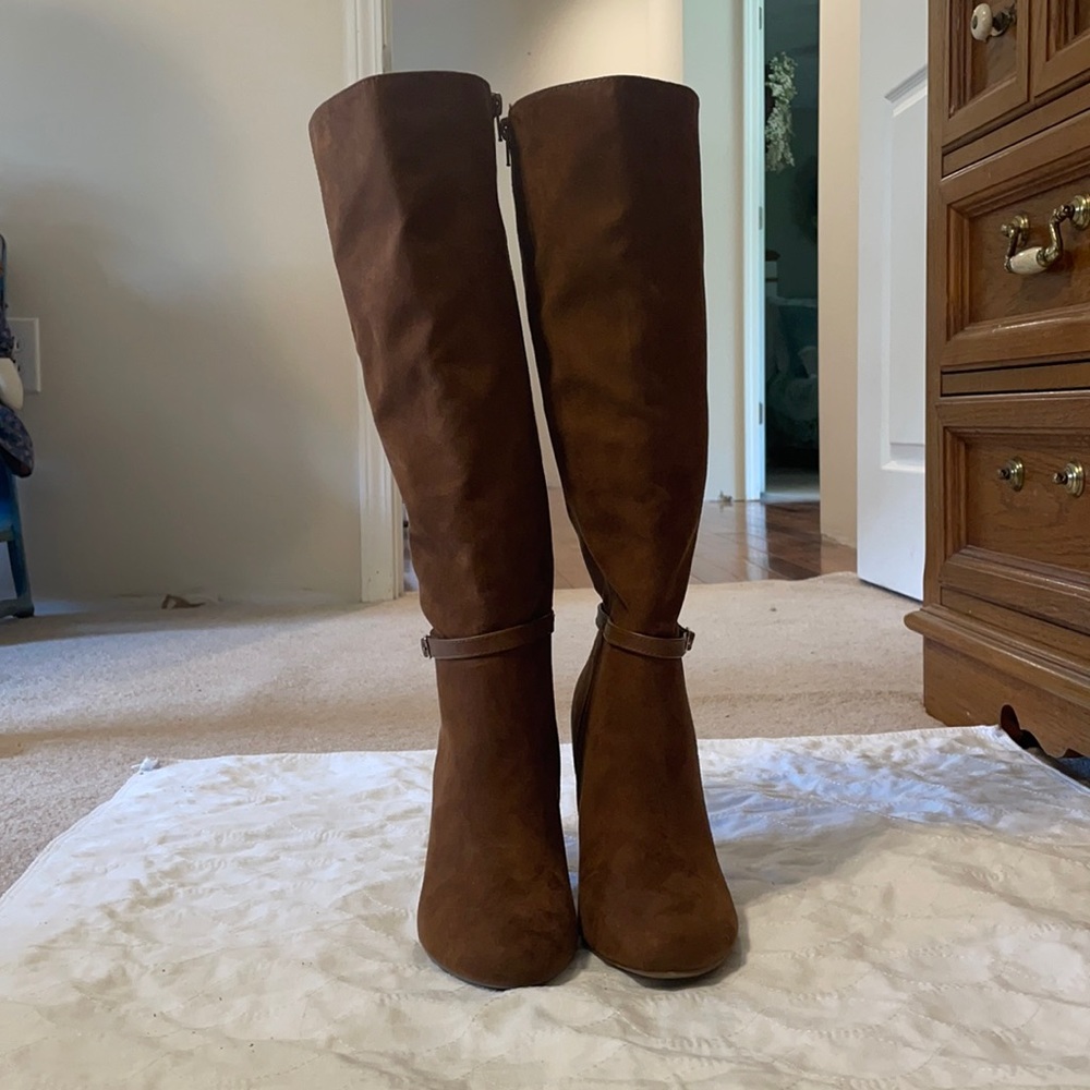 Kohl’s Brown Suede Knee High Zippered Boot size 9M